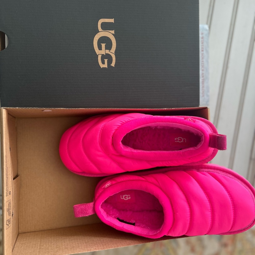 UGG SLIPPERS! Never worn. Size 7, but would fit a 6 better.